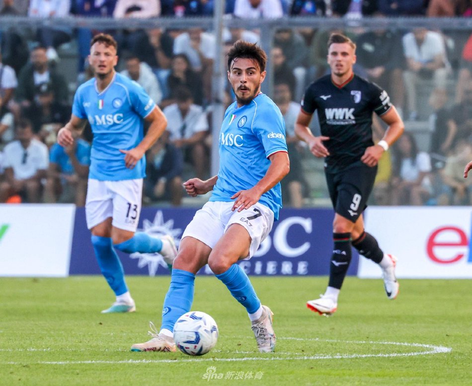 足球的深远 足球的深远