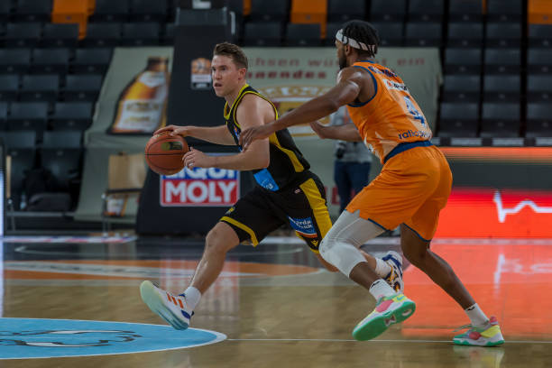 担中锋重任 担中锋重任